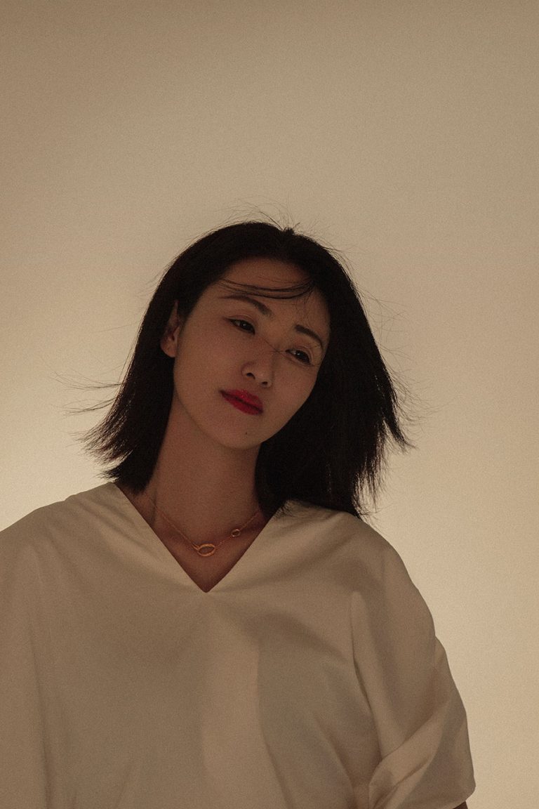 散发着青春气息的姐姐棚拍人像作品