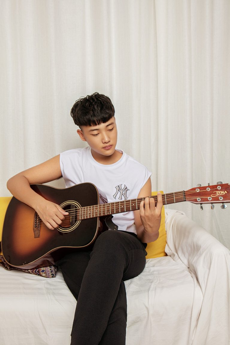 【拍摄】弹吉他的小哥哥