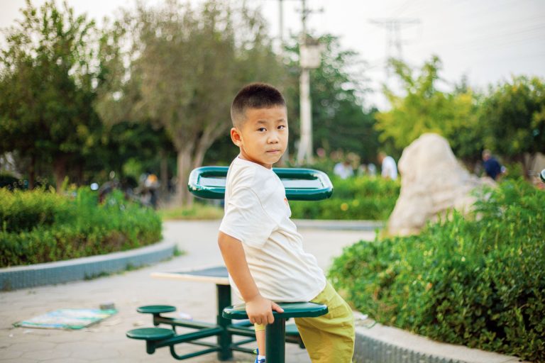 带孩子 附近休闲活动场地拍照