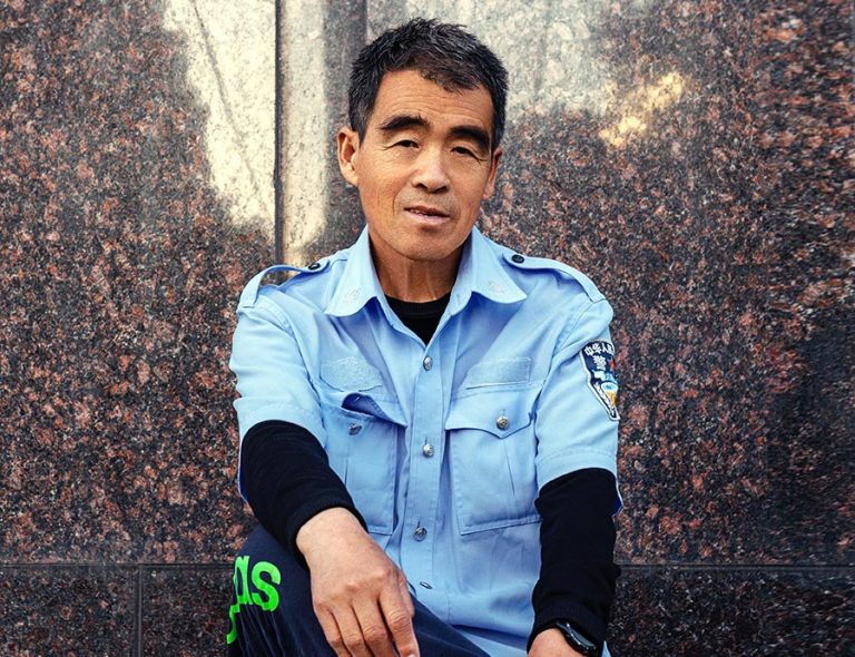 给酒店保安大叔随手拍摄的单张照片